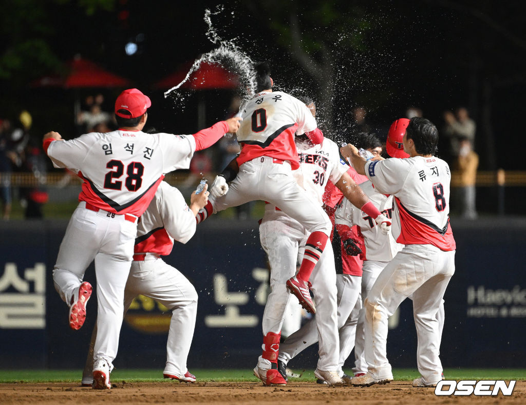 KIA 소크라테스의 끝내기 안타 기쁨 나누는 박정우. 2022.05.10 /sunday@osen.co.kr