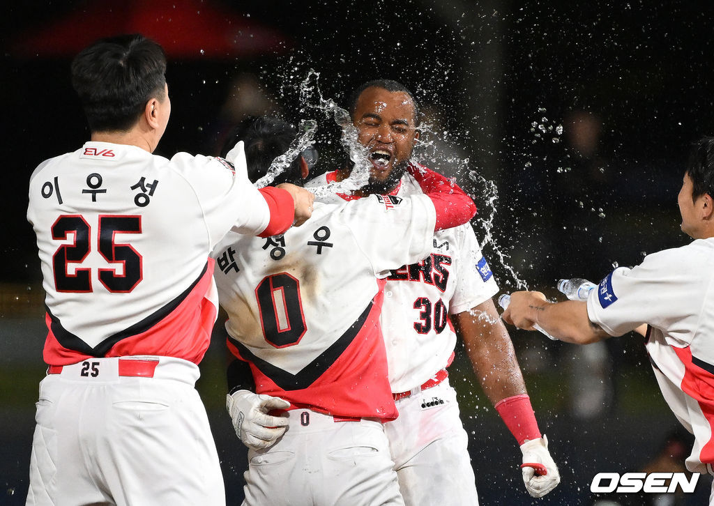 KIA 소크라테스의 끝내기 안타 기쁨 나누는 박정우. 2022.05.10 /sunday@osen.co.kr