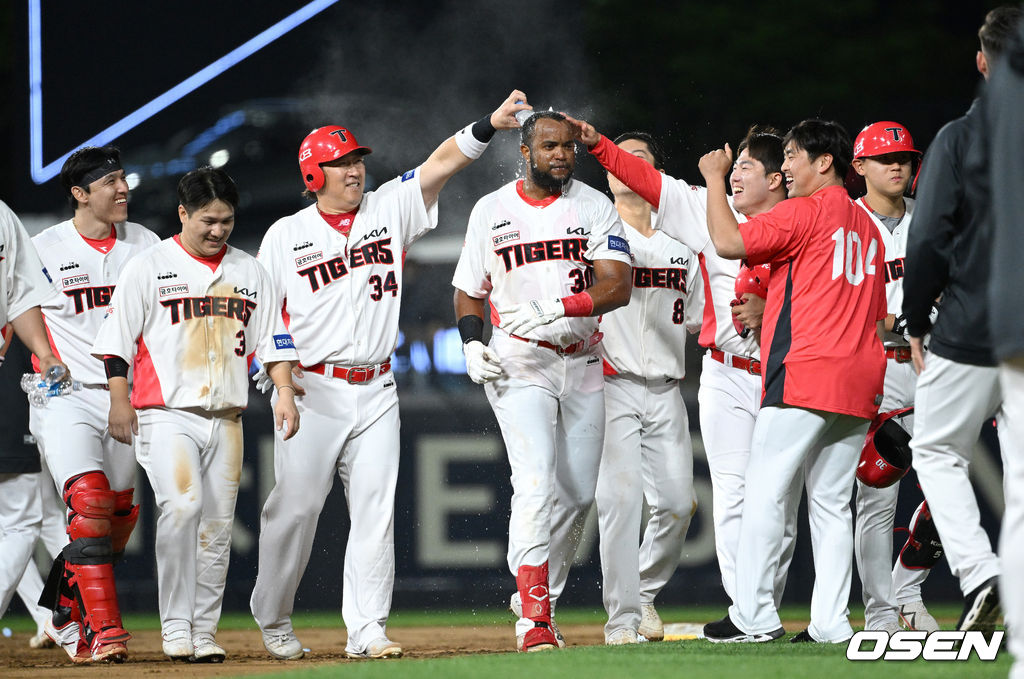 끝내기 안타 날리고 팀원들에게 축하받는 KIA 소크라테스. 2022.05.10 /sunday@osen.co.kr