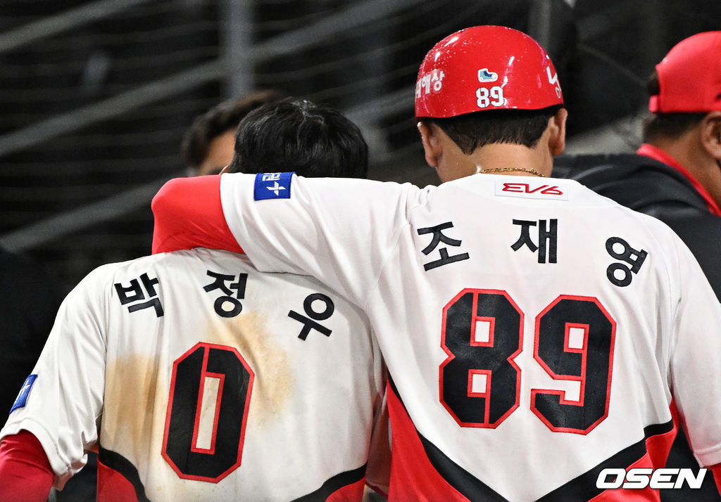 조재영 코치의 격려 속 경기장 빠져나가는 박정우. 2022.05.10 /sunday@osen.co.kr