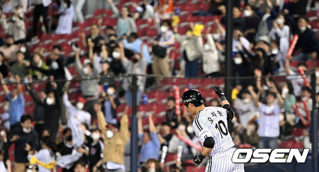 6회말 1사 2루 상황 LG 오지환이 달아나는 좌월 투런포를 날리고 그라운드를 돌며 환호하고 있다. 2022.05.10 / dreamer@osen.co.kr