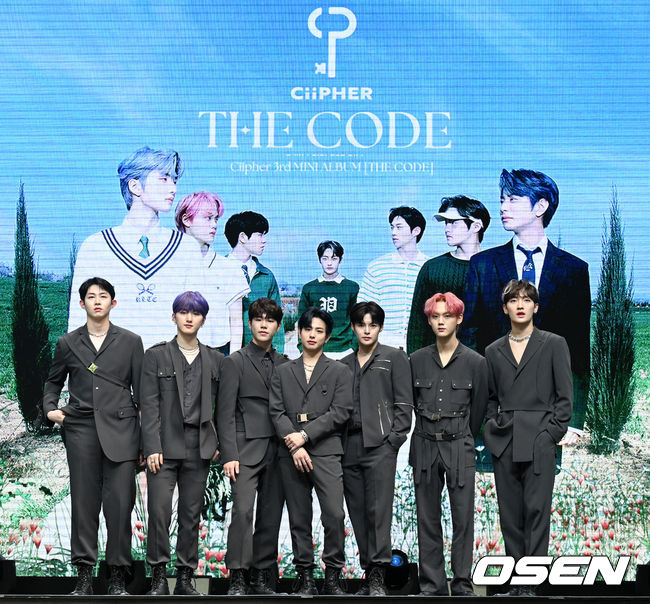 11일 오후 서울 중구 한 연회장에서 그룹 싸이퍼(Ciipher)의 세 번째 미니앨범 '더 코드(THE CODE)' 발매 기념 쇼케이스가 열렸다.'더 코드'는 '사이퍼(Cipher(암호)'에서 유래한 그룹명과 '암호를 풀다(Crack The Code)'란 암구호의 기원을 담은 이름이다. 타이틀곡 '페임(Fame)'은 '더 코드'의 퓨처 팝 장르곡으로 멤버 케이타와 원이 작사에 참여해 자신들의 에너지와 포부를 담아냈다.싸이퍼가 포즈를 취하고 있다. 2022.05.11 /cej@osen.co.kr