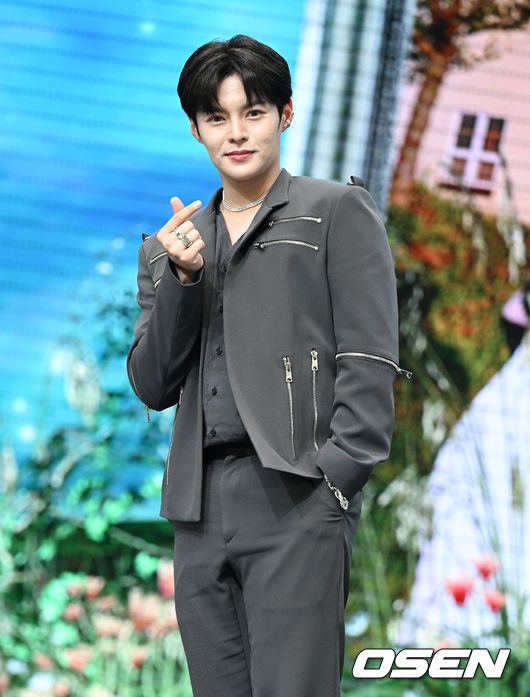 11일 오후 서울 중구 한 연회장에서 그룹 싸이퍼(Ciipher)의 세 번째 미니앨범 '더 코드(THE CODE)' 발매 기념 쇼케이스가 열렸다.'더 코드'는 '사이퍼(Cipher(암호)'에서 유래한 그룹명과 '암호를 풀다(Crack The Code)'란 암구호의 기원을 담은 이름이다. 타이틀곡 '페임(Fame)'은 '더 코드'의 퓨처 팝 장르곡으로 멤버 케이타와 원이 작사에 참여해 자신들의 에너지와 포부를 담아냈다.싸이퍼 휘가 포즈를 취하고 있다. 2022.05.11 /cej@osen.co.kr
