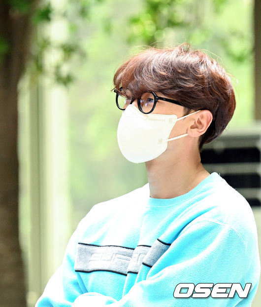 11일 오후 서울 중구 한 연회장에서 그룹 싸이퍼(Ciipher)의 세 번째 미니앨범 '더 코드(THE CODE)' 발매 기념 쇼케이스가 열렸다.'더 코드'는 '사이퍼(Cipher(암호)'에서 유래한 그룹명과 '암호를 풀다(Crack The Code)'란 암구호의 기원을 담은 이름이다. 타이틀곡 '페임(Fame)'은 '더 코드'의 퓨처 팝 장르곡으로 멤버 케이타와 원이 작사에 참여해 자신들의 에너지와 포부를 담아냈다.가수 비가 싸이퍼 쇼케이스를 지켜보고 있다. 2022.05.11 /cej@osen.co.kr