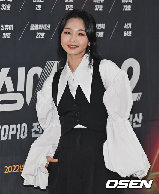 9일 부산 사직실내체육관에서 '싱어게인2 TOP10 전국투어 콘서트’가 열린다. <br /><br />신유미가 콘서트를 앞두고 열린 포토타임에서 포즈를 취하고 있다. 2022.04.09 / foto0307@osen.co.kr