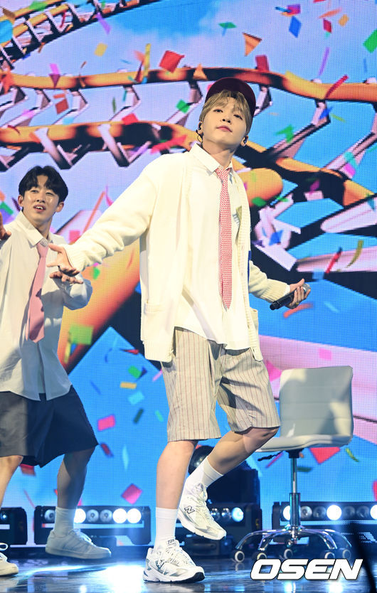 가수 정세운이 11일 오후 서울 서교동 신한 pLay 스퀘어에서 다섯번째 미니앨범 'Where is my Garden!(웨어 이즈 마이 가든!)' 발매 쇼케이스를 가졌다.<br /><br />가수 정세운이 타이틀곡 ‘롤러 코스터’ 무대를 선보이고 있다. 2022.05.11 / dreamer@osen.co.kr