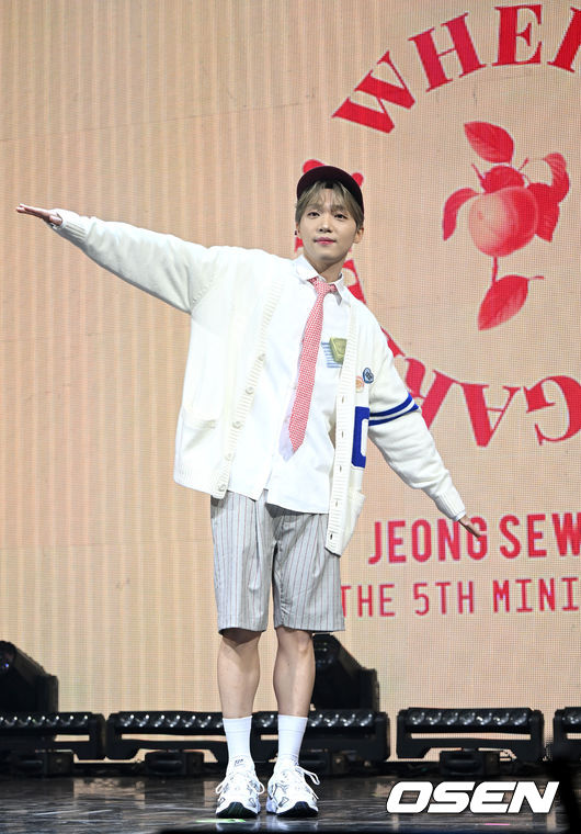 가수 정세운이 11일 오후 서울 서교동 신한 pLay 스퀘어에서 다섯번째 미니앨범 'Where is my Garden!(웨어 이즈 마이 가든!)' 발매 쇼케이스를 가졌다.<br /><br />가수 정세운이 무대를 앞두고 포토타임을 하고 있다. 2022.05.11 / dreamer@osen.co.kr