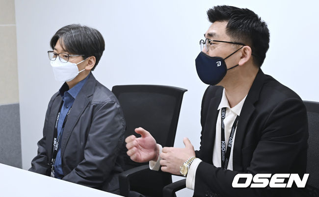 NC 다이노스 임선남 단장(왼쪽)과 이진만 대표가 사직구장에서 이동욱 감독 해임과 관련된 질문에 답하고 있다. 2022.05.11 / foto0307@osen.co.kr