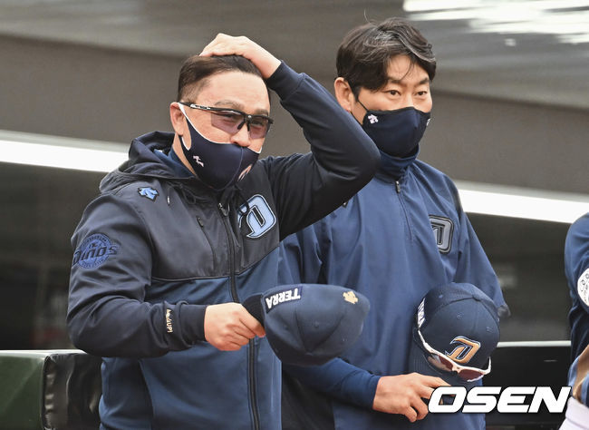 NC 다이노스 이동욱 감독이 경기 전 성적 부진 등의 이유로 경질됐다. 10일 경기 시작 전 이동욱 감독과 강인권 수석 코치가 같이 자리하고 있다. 2022.05.10 / foto0307@osen.co.kr