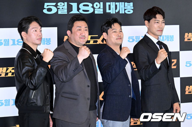 11일 오후 서울 삼성동 메가박스 코엑스에서 영화 ‘범죄도시2’ 글로벌 프레스 컨버런스가 열렸다. 배우 박지환, 마동석, 이상용 감독, 최귀화가 취재진을 향해 포즈를 취하고 있다. 2022.05.11 /ksl0919@osen.co.kr