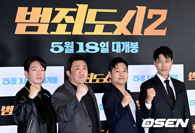 11일 오후 서울 삼성동 메가박스 코엑스에서 영화 ‘범죄도시2’ 글로벌 프레스 컨버런스가 열렸다. 배우 박지환, 마동석, 이상용 감독, 이 취재진을 향해 포즈를 취하고 있다. 2022.05.11 /ksl0919@osen.co.kr