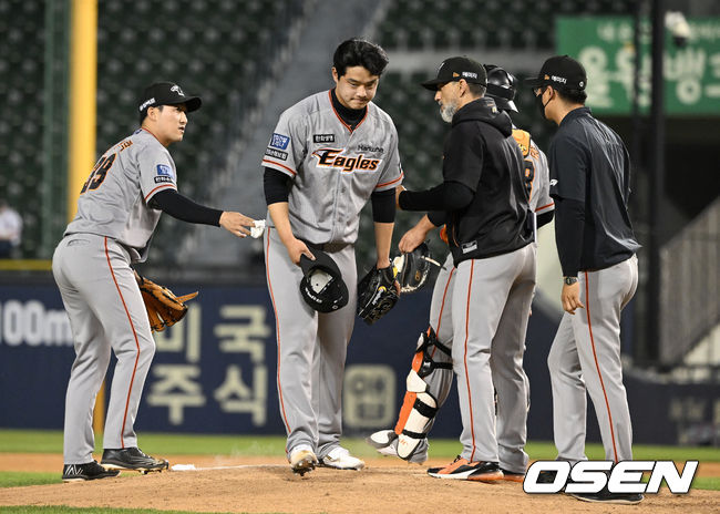 8회말 2사 1, 2루 상황 한화 신인투수 문동주가 마운드를 내려가며 로사도 코치의 격려를 받고 있다. 2022.05.10 / dreamer@osen.co.kr