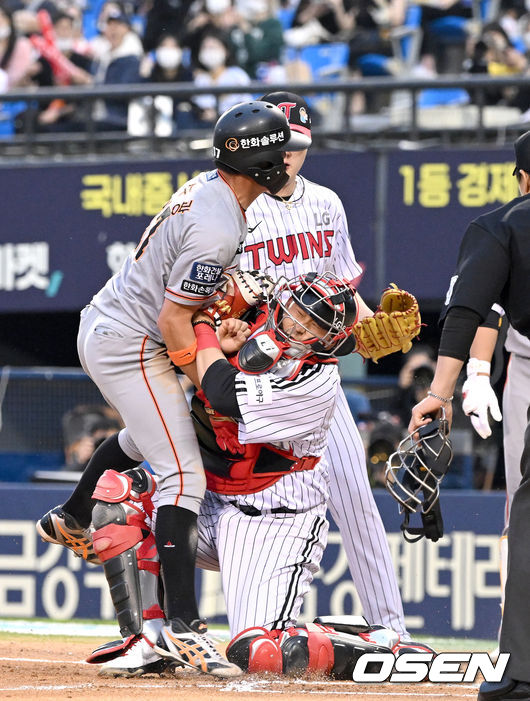 3회초 1사 3루 상황 한화 정은원 타석 때 LG 선발 이민호의 폭투를 틈타 홈으로 쇄도한 주자 노수광이 LG 포수 유강남의 태그에 걸려 아웃되고 있다. 2022.05.10 / dreamer@osen.co.kr