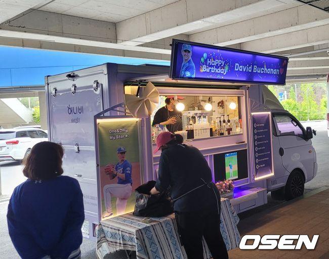 삼성 라이온즈 외국인 투수 데이비드 뷰캐넌이 팬으로부터 커피차 선물을 받았다. /knightjisu@osen.co.kr