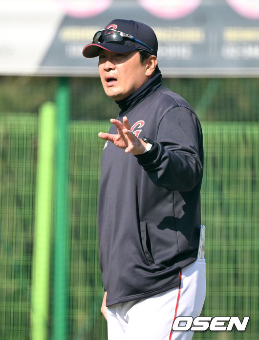 롯데 문규현 수석코치가 훈련 시작을 앞두고 선수들과 대화를 나누고 있다. 2022.02.12 / dreamer@osen.co.kr