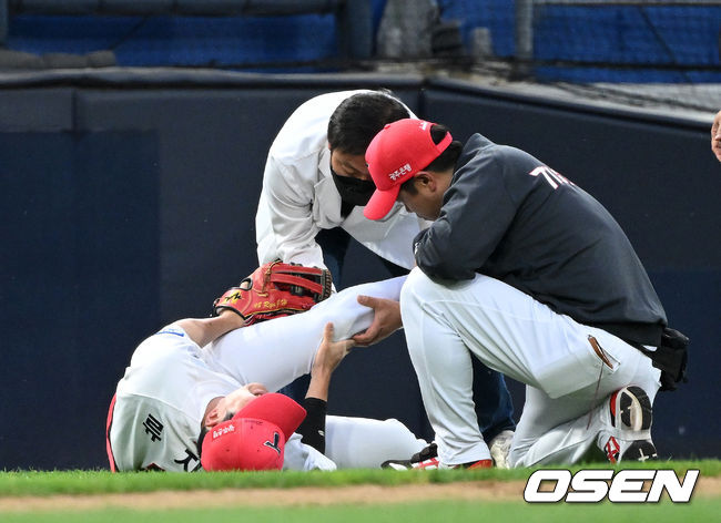 11일 오후 광주-기아챔피언스필드에서 '2022 신한은행 SOL KBO 리그' KIA 타이거즈와 KT 위즈의 경기가 열렸다.2회초 무사에서 KIA 류지혁이 KT 박경수의 타구를 맞고 고통스러워하고 있다. 2022.05.11 /sunday@osen.co.kr