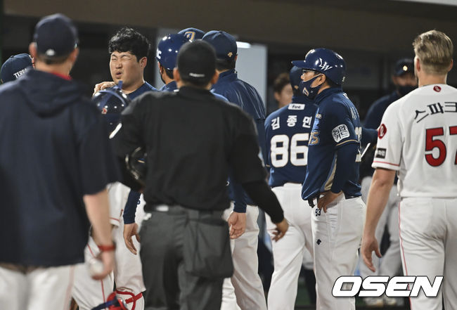 NC 다이노스 양의지가 4회초 롯데 자이언츠 스파크맨의 헤드샷을 맞고 괴로워하고 있다. 2022.05.11 / foto0307@osen.co.kr