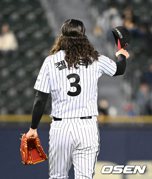 3회초 1사에서 LG 켈리가 호수비를 펼친 김현수에게 모자를 벗어 감사함을 표하고 있다. 2022.05.11 /jpnews@osen.co.kr