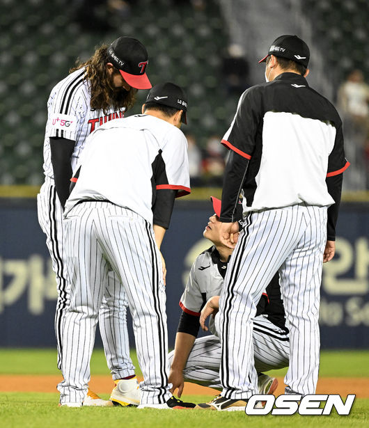 4회초 1사에서 LG 켈리가 한화 노시환의 타구에 발목 부위를 맞고 상태를 체크하고 있다. 2022.05.11 /jpnews@osen.co.kr