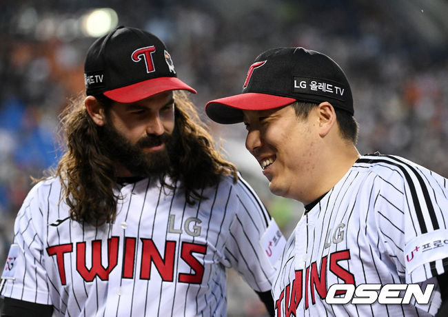 3회초 수비를 마치고 LG 켈리가 호수비를 펼친 김현수와 이야기를 나누며 즐거워하고 있다. 2022.05.11 