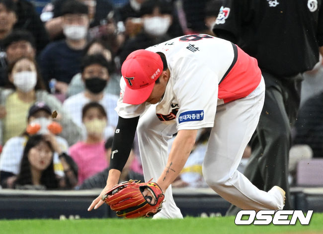 11일 오후 광주-기아챔피언스필드에서 '2022 신한은행 SOL KBO 리그' KIA 타이거즈와 KT 위즈의 경기가 열렸다.2회초 무사에서 KIA 류지혁이 KT 박경수의 타구를 맞고 고통스러워하고 있다. 2022.05.11 /sunday@osen.co.kr