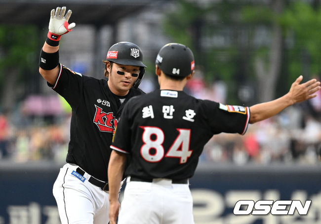 11일 오후 광주-기아챔피언스필드에서 '2022 신한은행 SOL KBO 리그' KIA 타이거즈와 KT 위즈의 경기가 열렸다.1회초 1사 1루에서 KT 박병호가 좌월 투런 홈런을 치고 환호하고 있다. 2022.05.11 /sunday@osen.co.kr