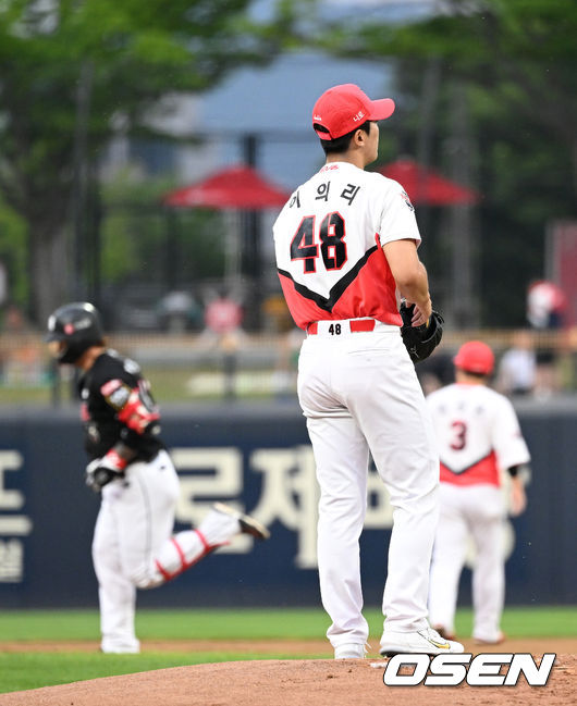 11일 오후 광주-기아챔피언스필드에서 '2022 신한은행 SOL KBO 리그' KIA 타이거즈와 KT 위즈의 경기가 열렸다.1회초 1사 1루에서 KT 박병호에게 좌월 투런 홈런을 허용한 KIA 이의리가 아쉬워하고 있다. 2022.05.11 /sunday@osen.co.kr