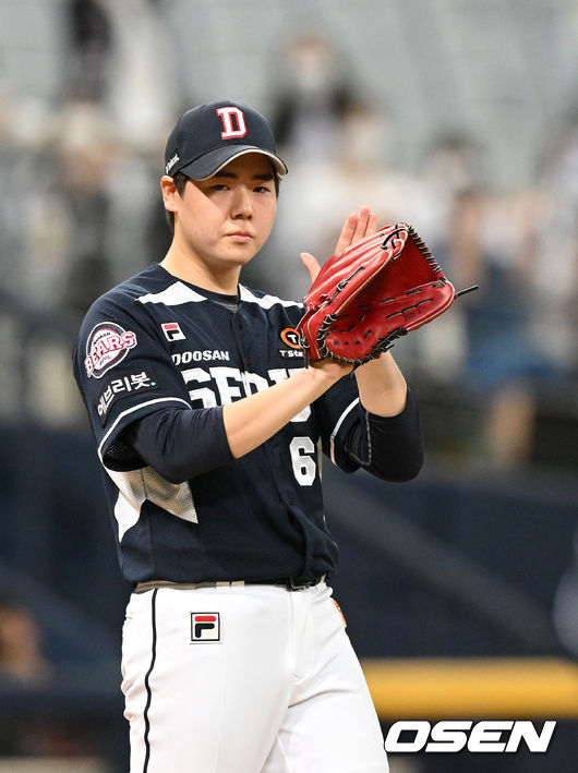 11일 오후 서울 고척 스카이돔에서 ‘2022 신한은행 SOL KBO리그’ 키움 히어로즈와 두산 베어스의 경기가 열렸다.6회말 무사 1루 상황 키움 이정후를 병살로 이끈 두산 선발 최승용이 야수들을 향해 박수 보내고 있다. 2022.05.11 / dreamer@osen.co.kr