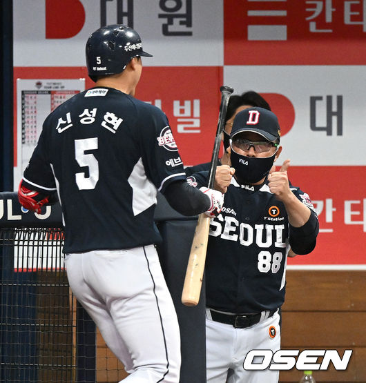 11일 오후 서울 고척 스카이돔에서 ‘2022 신한은행 SOL KBO리그’ 키움 히어로즈와 두산 베어스의 경기가 열렸다.6회초 2사 2루 상황 두산 신성현이 달아나는 좌월 투런포를 날리고 홈을 밟은 뒤 김태형 감독과 기뻐하고 있다. 2022.05.11 / dreamer@osen.co.kr