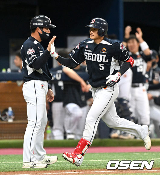 11일 오후 서울 고척 스카이돔에서 ‘2022 신한은행 SOL KBO리그’ 키움 히어로즈와 두산 베어스의 경기가 열렸다.6회초 2사 2루 상황 두산 신성현이 달아나는 좌월 투런포를 날리고 그라운드를 돌며 김주찬 코치와 하이파이브를 나누고 있다. 2022.05.11 / dreamer@osen.co.kr