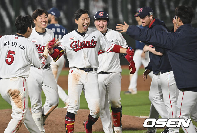 롯데 자이언츠 박승욱이 9회말 2사 1,3루 끝내기 안타를 치고 환호하고 있다. 2022.05.11 / foto0307@osen.co.kr