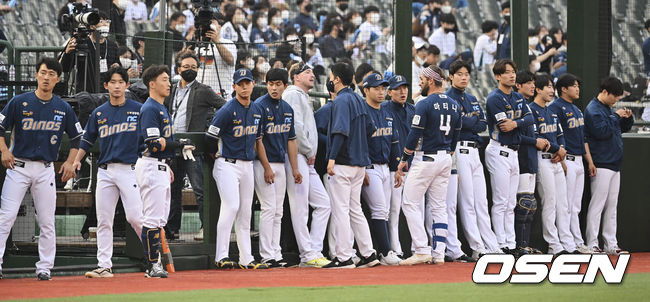 NC 다이노스 선수들이 경기 전 무표정하게 모여 있다. 2022.05.11 / foto0307@osen.co.kr