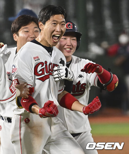 롯데 자이언츠 박승욱이 9회말 2사 1,3루 끝내기 안타를 치고 환호하고 있다. 2022.05.11 / foto0307@osen.co.kr