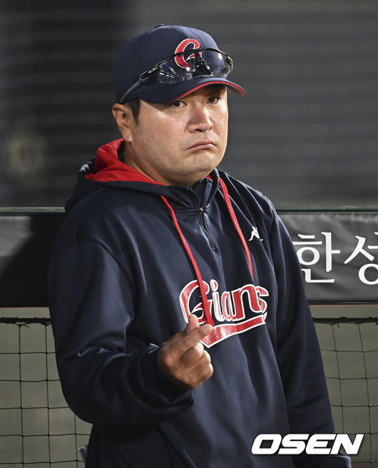 롯데 자이언츠 문규현 수석 코치가 피로 누적으로 한 경기 자리를 비운 래리 서튼 감독 대행을 하고 있다. 2022.05.11 / foto0307@osen.co.kr