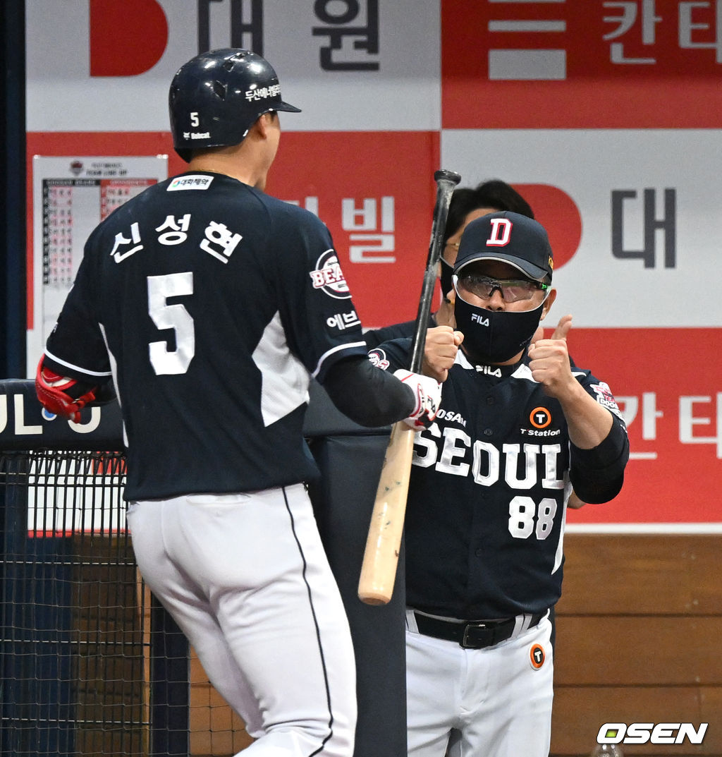 11일 오후 서울 고척 스카이돔에서 ‘2022 신한은행 SOL KBO리그’ 키움 히어로즈와 두산 베어스의 경기가 열렸다.6회초 2사 2루 상황 두산 신성현이 달아나는 좌월 투런포를 날리고 홈을 밟은 뒤 김태형 감독과 기뻐하고 있다. 2022.05.11 / dreamer@osen.co.kr