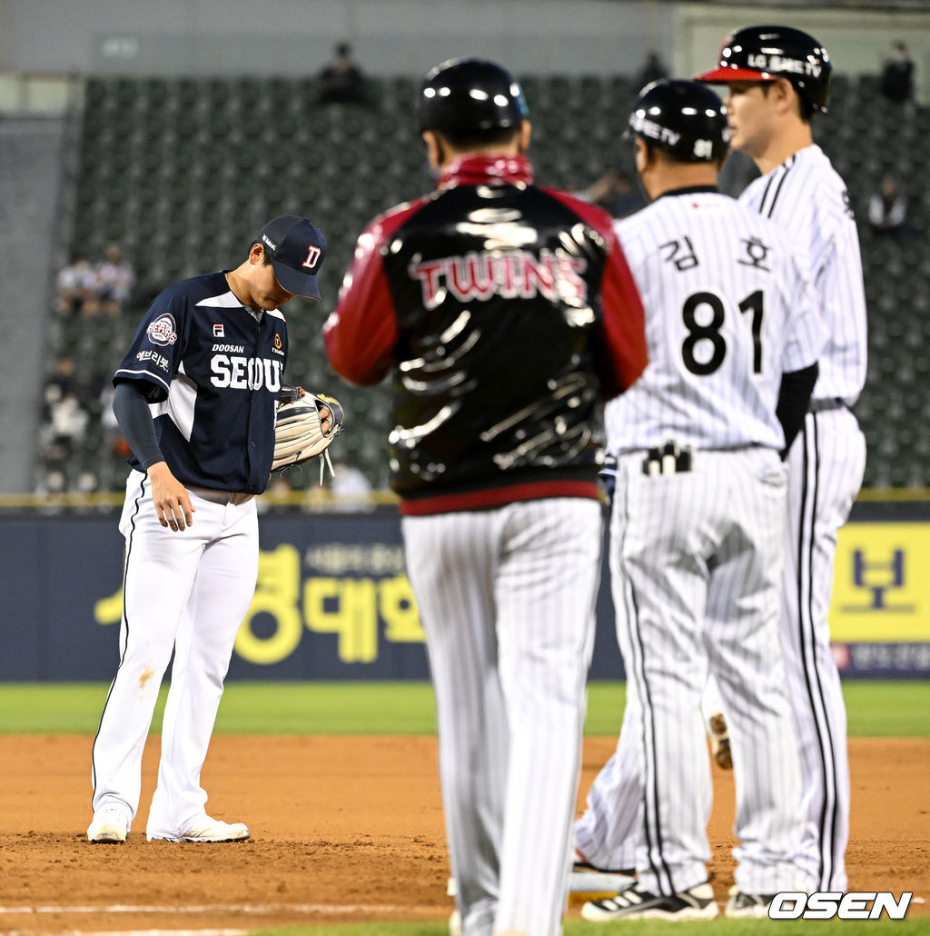 3회말 무사 1루 상황 LG 홍창기의 내야 땅볼 때 두산 1루수 신성현이 송구 실책을 범한 뒤 아쉬워하고 있다. 2022.05.04 / dreamer@osen.co.kr