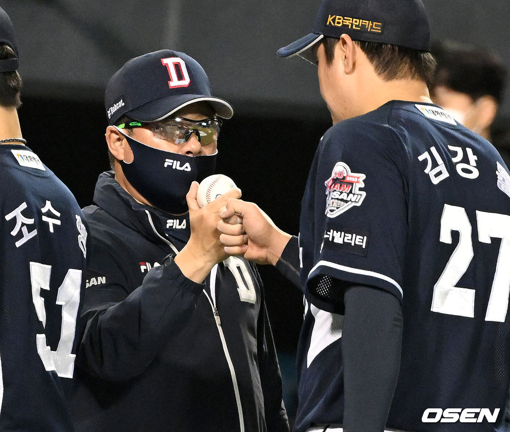 경기를 마치고 이날 승리로 개인 통산 600승을 달성한 두산 김태형 감독이 승리 기념구를 쥐고 김강률을 비롯한 선수들과 인사를 나누고 있다. 2022.05.04 / dreamer@osen.co.kr