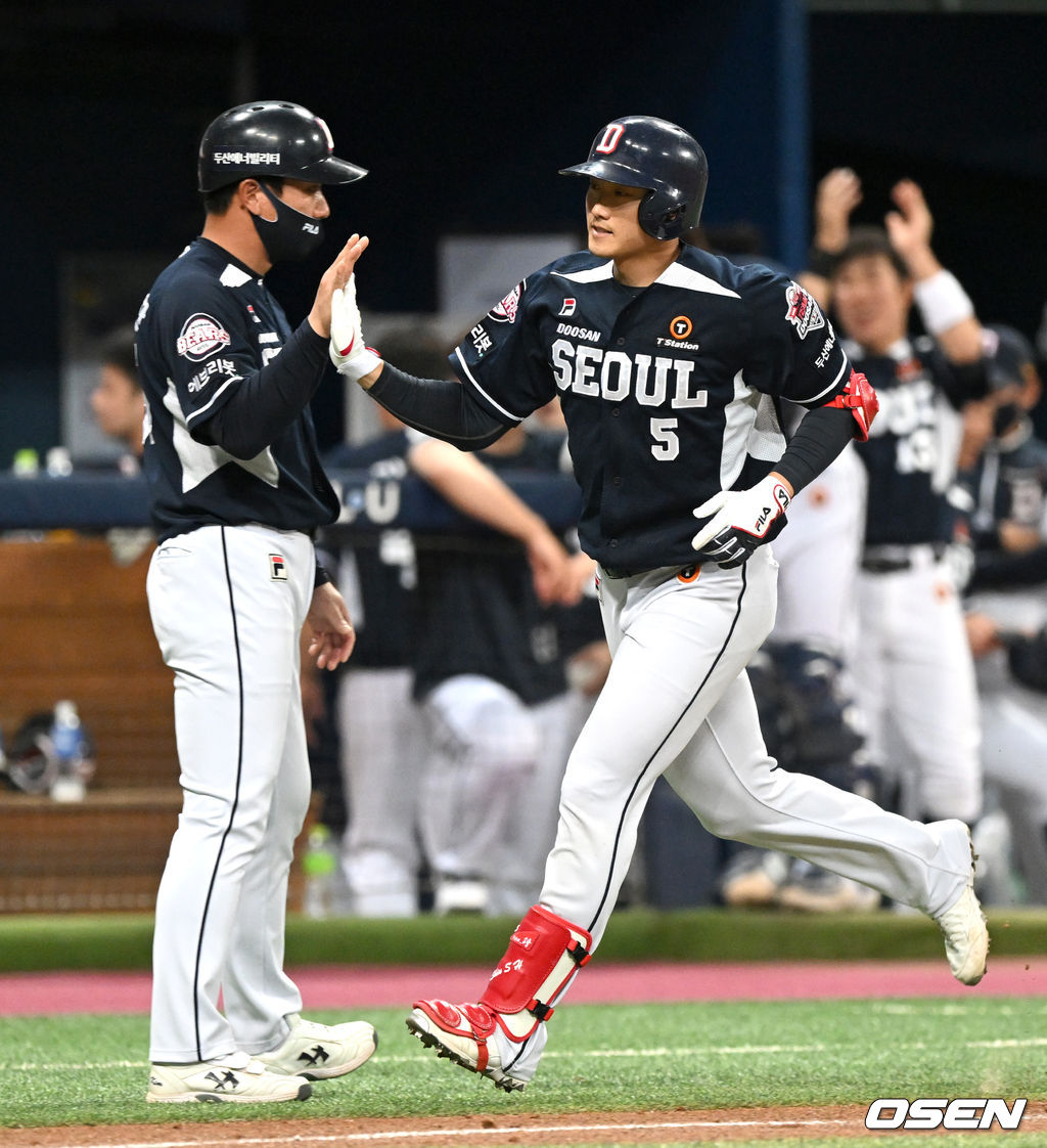 11일 오후 서울 고척 스카이돔에서 ‘2022 신한은행 SOL KBO리그’ 키움 히어로즈와 두산 베어스의 경기가 열렸다.6회초 2사 2루 상황 두산 신성현이 달아나는 좌월 투런포를 날리고 그라운드를 돌며 김주찬 코치와 하이파이브를 나누고 있다. 2022.05.11 / dreamer@osen.co.kr