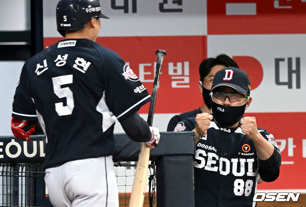 6회초 2사 2루 상황 두산 신성현이 달아나는 좌월 투런포를 날리고 홈을 밟은 뒤 김태형 감독과 기뻐하고 있다. 2022.05.11 / dreamer@osen.co.kr