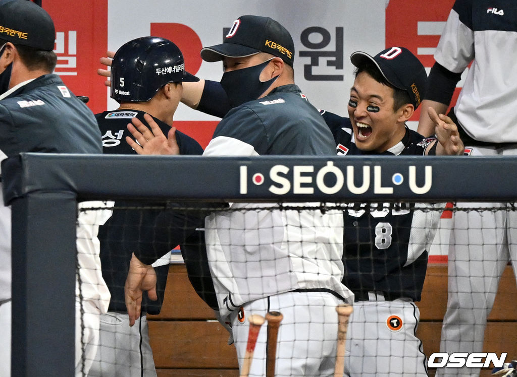 11일 오후 서울 고척 스카이돔에서 ‘2022 신한은행 SOL KBO리그’ 키움 히어로즈와 두산 베어스의 경기가 열렸다.6회초 2사 2루 상황 두산 신성현이 달아나는 좌월 투런포를 날리고 홈을 밟은 뒤 동료 안권수와 기뻐하고 있다. 2022.05.11 / dreamer@osen.co.kr