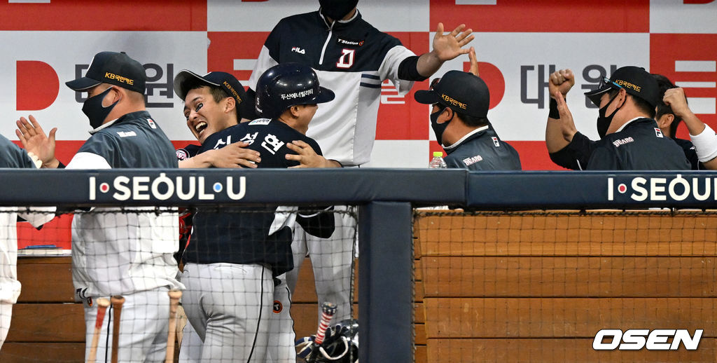11일 오후 서울 고척 스카이돔에서 ‘2022 신한은행 SOL KBO리그’ 키움 히어로즈와 두산 베어스의 경기가 열렸다.6회초 2사 2루 상황 두산 신성현이 달아나는 좌월 투런포를 날리고 홈을 밟은 뒤 더그아웃 동료들과 기뻐하고 있다. 2022.05.11 / dreamer@osen.co.kr