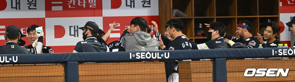 6회초 2사 2루 상황 두산 신성현이 달아나는 좌월 투런포를 날리고 홈을 밟은 뒤 더그아웃 동료들과 기뻐하고 있다. 2022.05.11 / dreamer@osen.co.kr