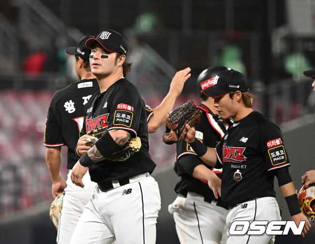 KT 박병호가 11일 KIA와의 광주경기에서 승리를 이끌고  동료들과 기쁨을 나누고 있다. 2022.05.11 /sunday@osen.co.kr