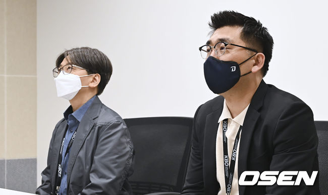 NC 다이노스 임선남 단장(왼쪽)과 이진만 대표가 사직구장에서 이동욱 감독 해임과 관련된 질문에 답하고 있다. 2022.05.11 / foto0307@osen.co.kr