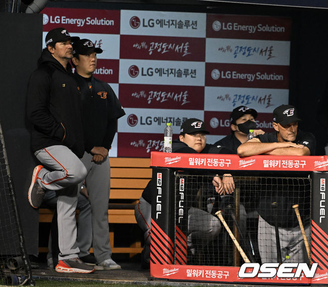 8회초 한화 수베로 감독이 더그아웃에서 경기를 지켜보고 있다. 2022.05.11