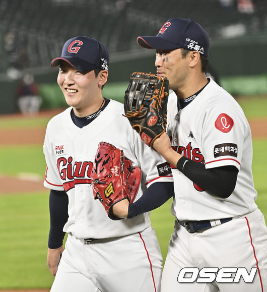 롯데 자이언츠 최준용이 7회초 2사 1,3루 서호철의 어려운 타구 잡은 전준우와 기쁨을 나누고 있다. 2022.05.11 / foto0307@osen.co.kr