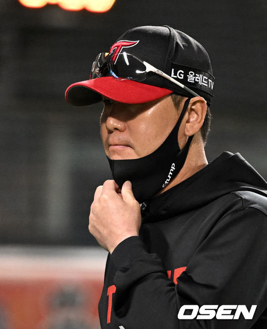 6회말 1사 만루에서 LG 류지현 감독이 선수 교체를 지시하고 더그아웃으로 향하고 있다. 2022.05.11 /jpnews@osen.co.kr