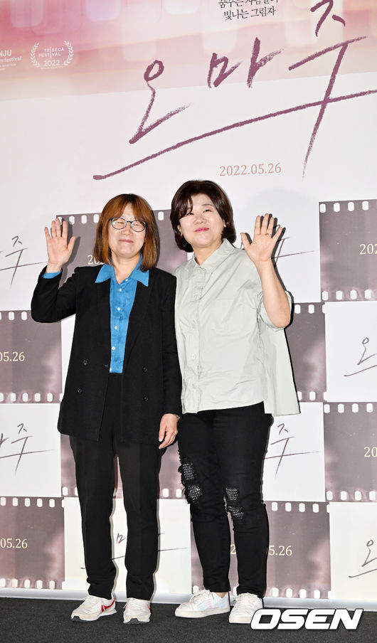 12일 오후 서울 한강로 CGV 용산아이파크몰에서 영화 '오마주' 언론배급 시사회가 열렸다.  시사회를 마치고 배우 이정은과 신수원 감독이 포토타임을 갖고 있다. 2022.05.12 / rumi@osen.co.kr