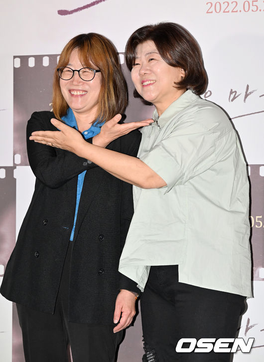 12일 오후 서울 한강로 CGV 용산아이파크몰에서 영화 '오마주' 언론배급 시사회가 열렸다. 시사회를 마치고 배우 이정은과 신수원 감독이 포토타임을 갖고 있다. 2022.05.12 / rumi@osen.co.kr