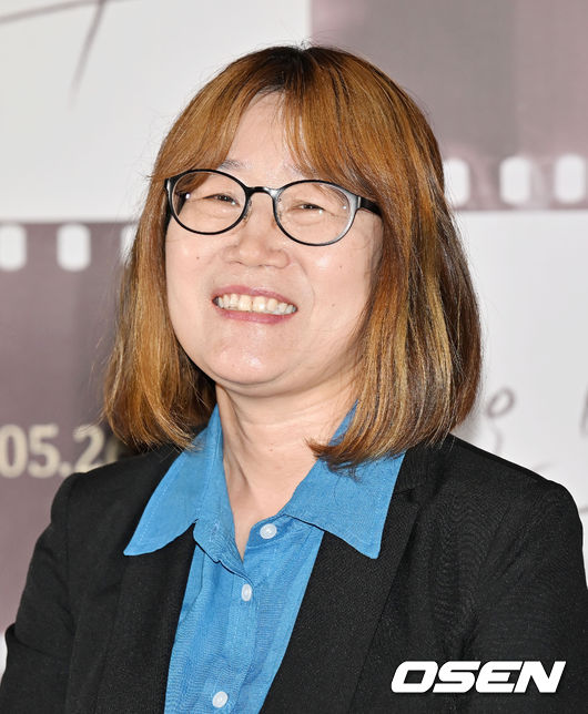 12일 오후 서울 한강로 CGV 용산아이파크몰에서 영화 '오마주' 언론배급 시사회가 열렸다. 시사회를 마치고 신수원 감독이 포토타임을 갖고 있다. 2022.05.12 / rumi@osen.co.kr